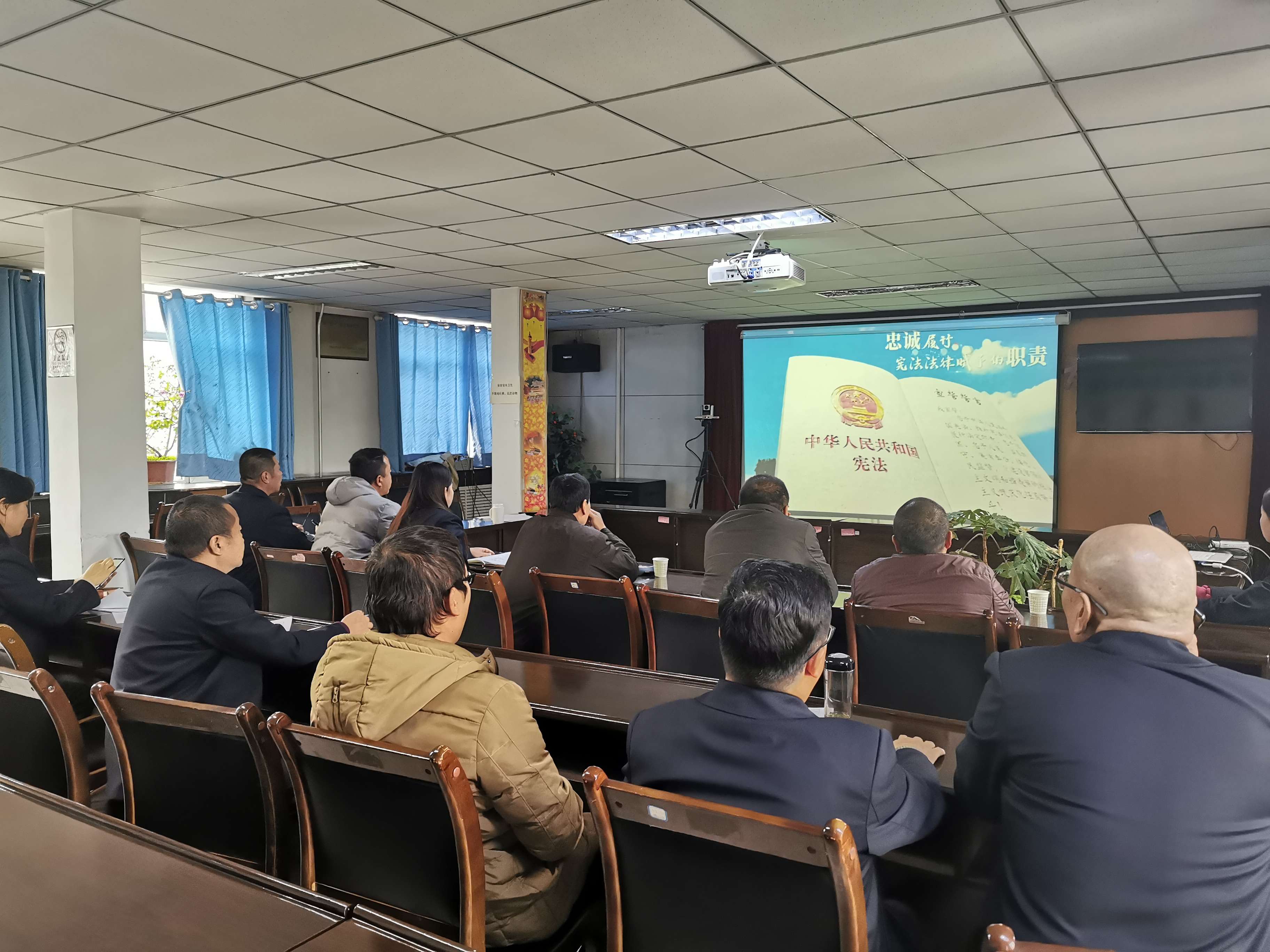 觀看憲法學習視頻   程彩琳攝.jpg